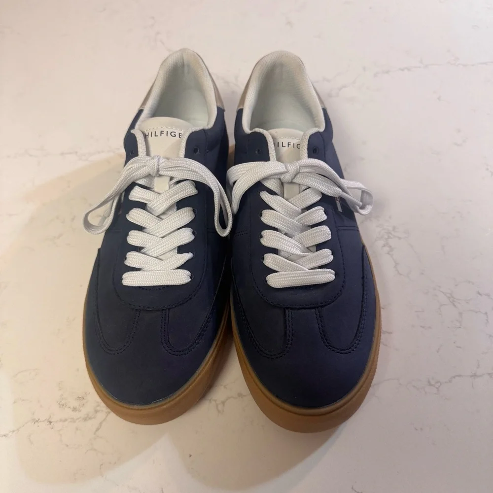 Tommy Hilfiger Women’s Navy Sneakers Gum Sole Size 9